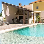 1 Bedroom Stunning In *