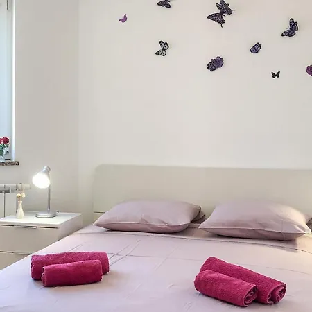 1 Bedroom Stunning In Apartament *