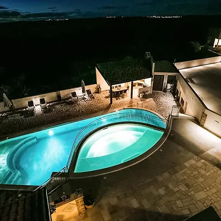 1 Bedroom Stunning In Apartment *