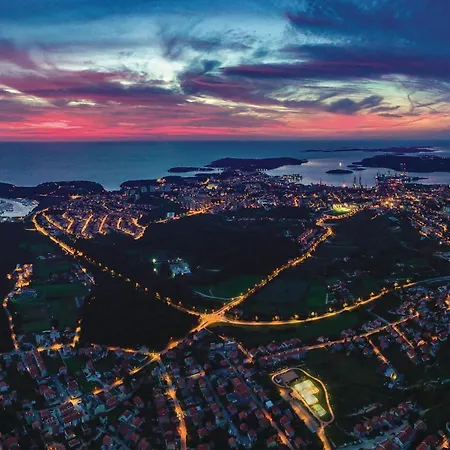 1 Bedroom Stunning In 아파트 풀라